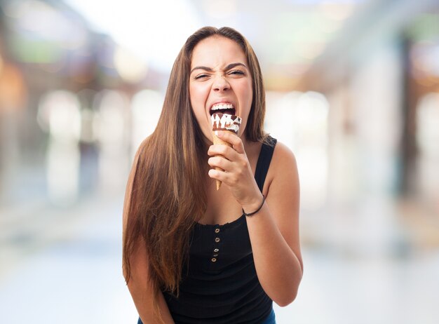 Chica helado morder con la expresión.