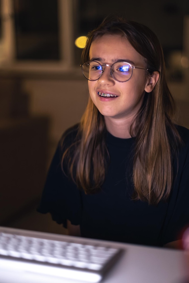 Foto gratuito una chica hermosa estudia en la computadora por la noche tecnología y educación