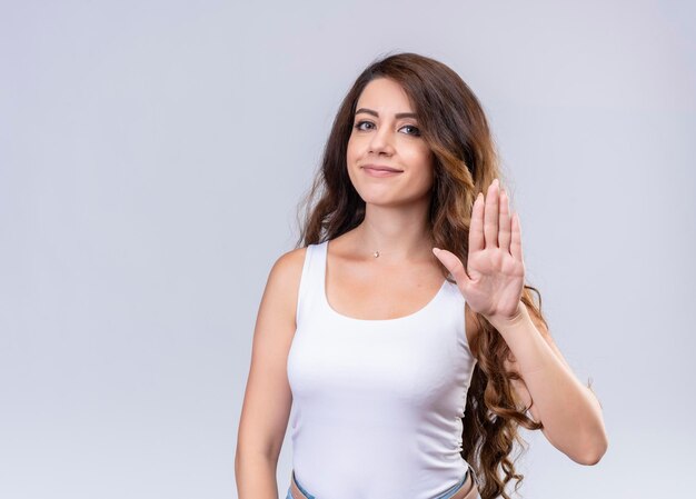 Chica hermosa joven complacida gesticulando no con espacio de copia