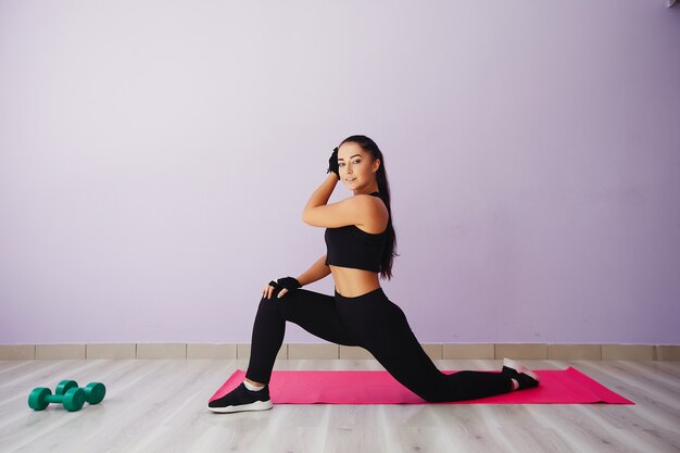 Chica hermosa y joven en un gimnasio