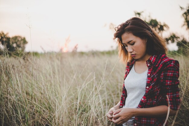 chica inconformista joven en el campo de verano.