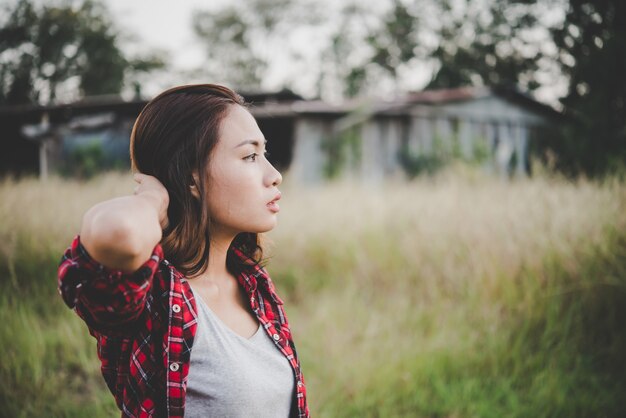 chica inconformista joven en el campo de verano.