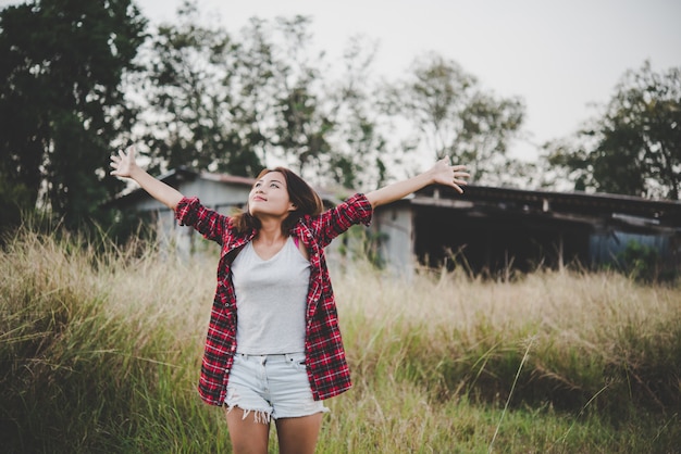 Foto gratuita chica inconformista joven en el campo de verano.