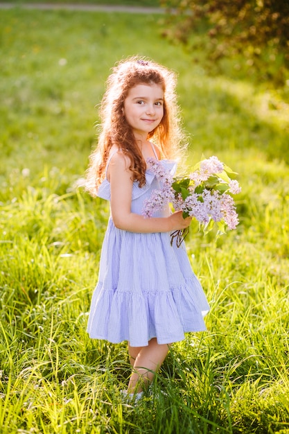 Chica inocente sosteniendo ramo de flores