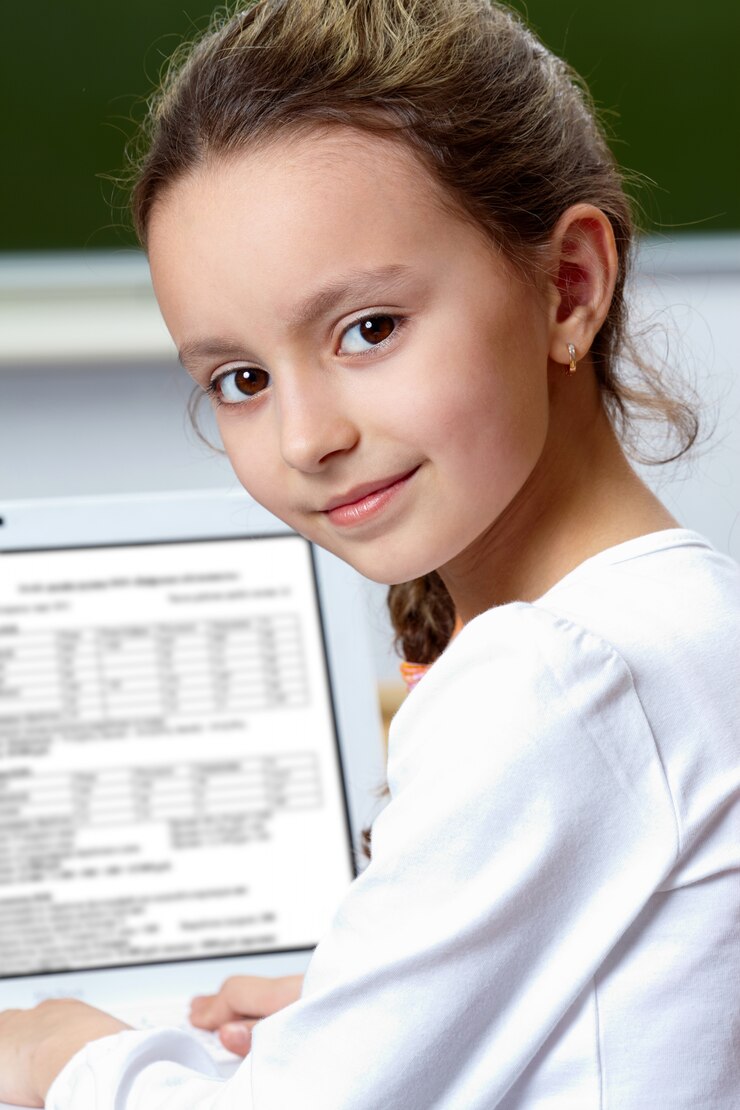 Foto gratuito una chica inteligente estudiando con una computadora portátil.