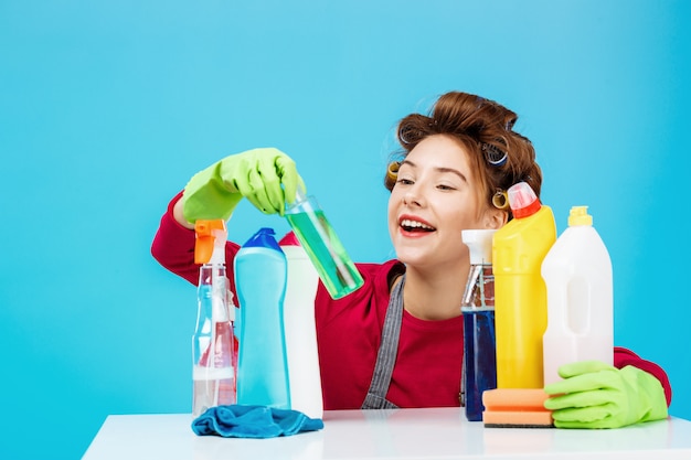 Chica interesada con rulos en sonrisas para el cabello