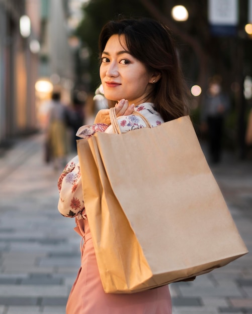 Foto gratuita chica japonesa en tokio con espacio de copia