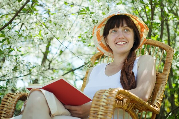 Chica en jardín de primavera