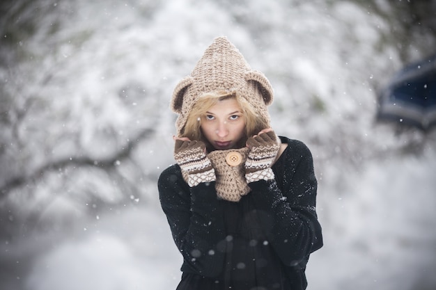 Chica joven abrigada en la nieve