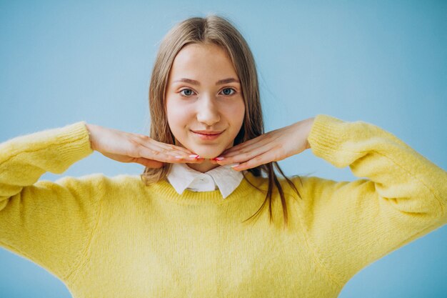 Chica joven aislada mostrando expresiones faciales