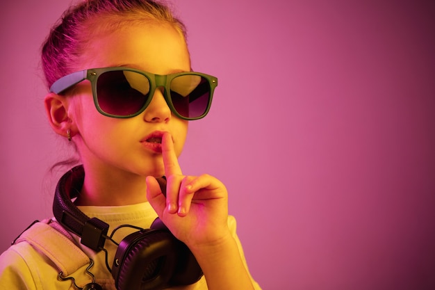 Chica joven con auriculares disfrutando de la música