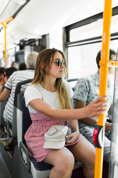 Chica joven en el autobús