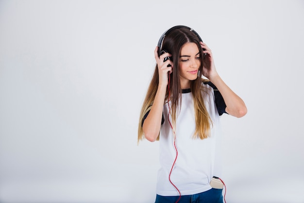 Foto gratuita chica joven bailando con cascos de música