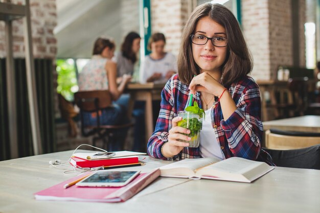 Chica joven con una bebida refrescante