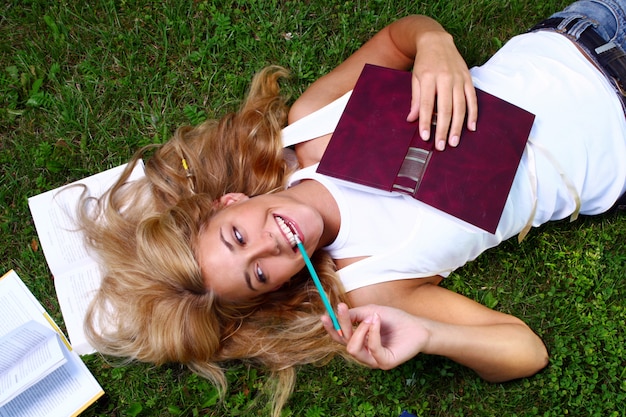 Chica joven y bella estudiante