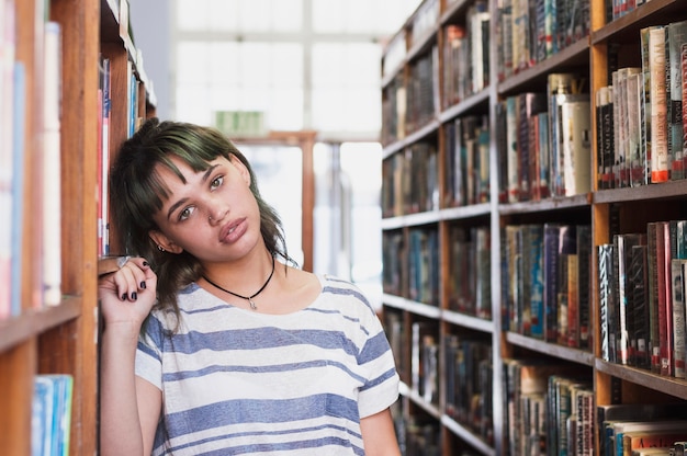 Chica joven en biblioteca