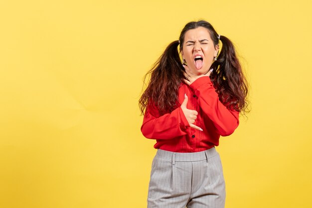 Chica joven en blusa roja con dolor de garganta en amarillo