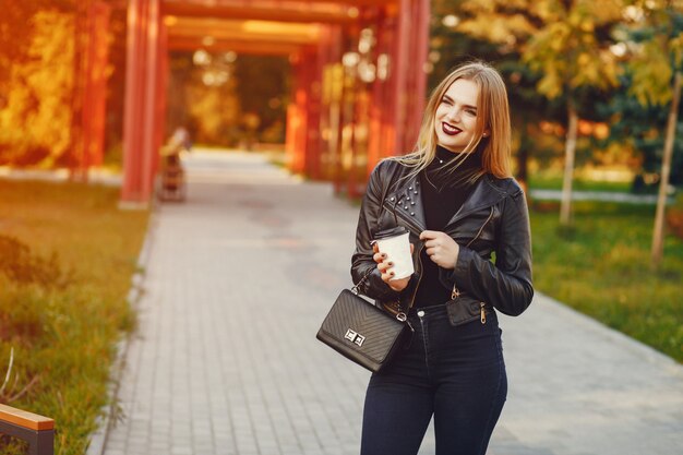 chica joven y bonita caminando en una ciudad de verano