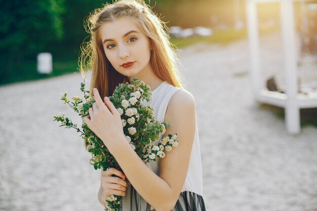 Chica joven y bonita en un parque de verano