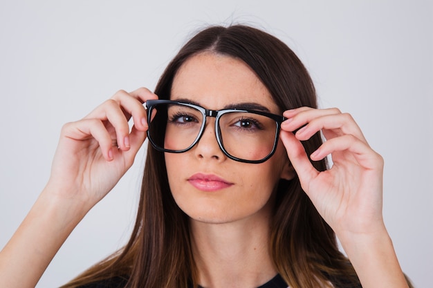 Foto gratuita chica joven con bonitas gafas