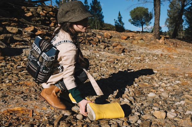 Chica joven con bota de goma