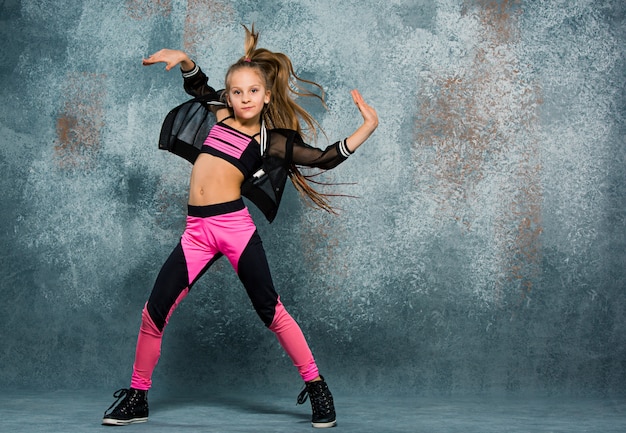 Chica joven break dance en la pared