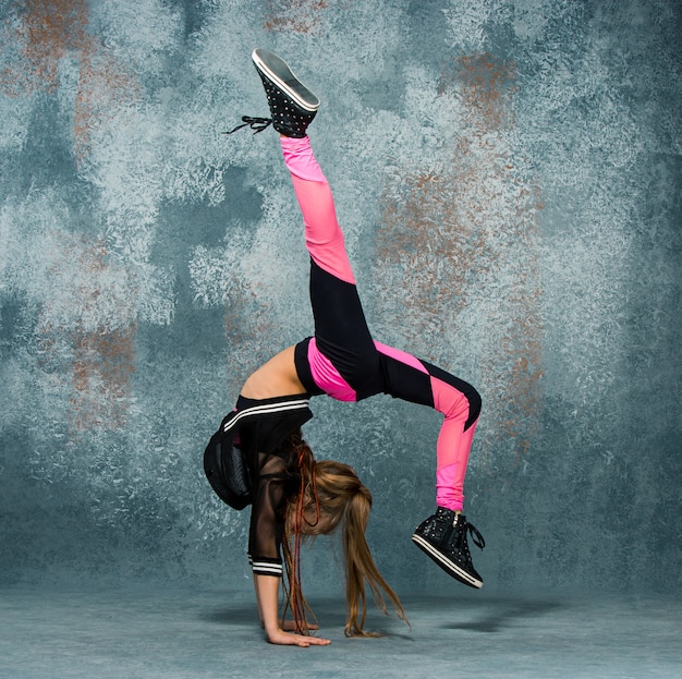 Foto gratuita chica joven break dance en la pared