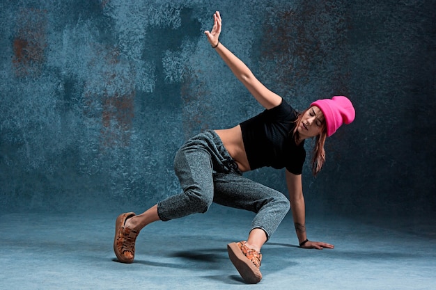 Chica joven break dance en la pared
