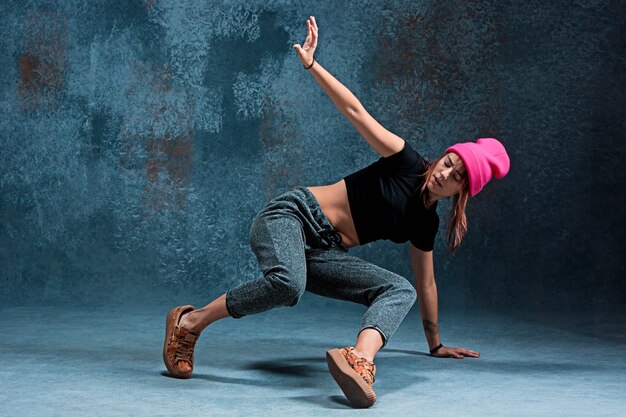 Chica joven break dance en la pared