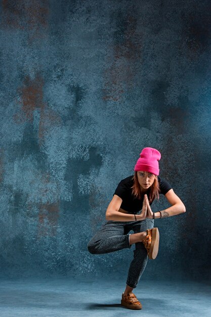 Chica joven break dance en la pared