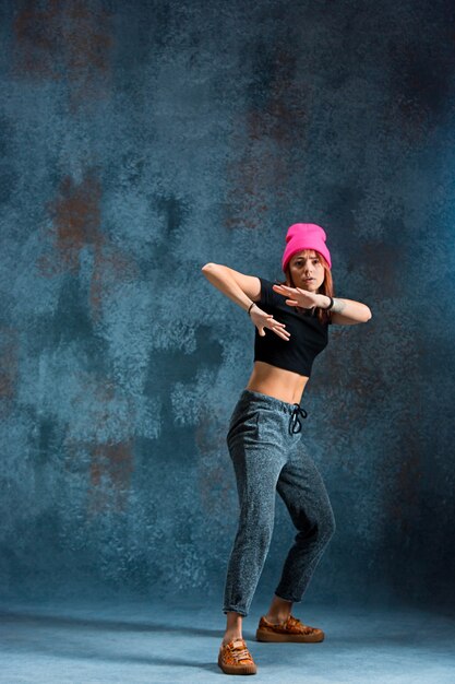 Chica joven break dance en la pared