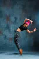 Foto gratuita chica joven break dance en la pared