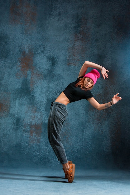 Chica joven break dance en la pared