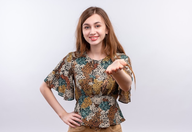 Chica joven con cabello largo vistiendo coloridos vestidos de contacto con alguien que parece seguro sonriendo