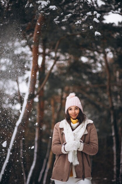 Chica joven caminando en el parque de invierno