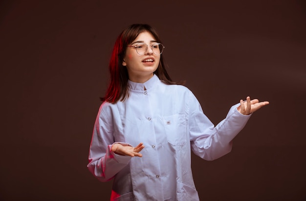 Foto gratuita chica joven con camisa blanca haciendo presentación.