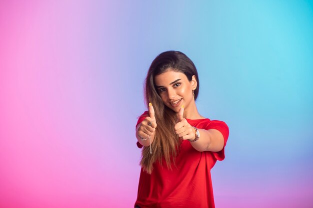 Chica joven en camisa roja se siente bien.