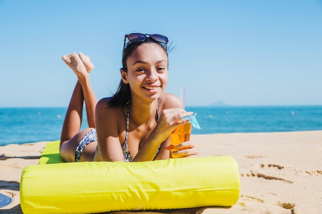 Chica joven con cocktail de verano