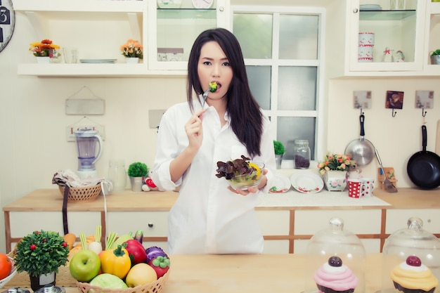 Chica joven comiendo una ensalada