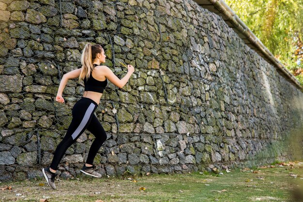 Chica joven corriendo al aire libre con ropa deportiva