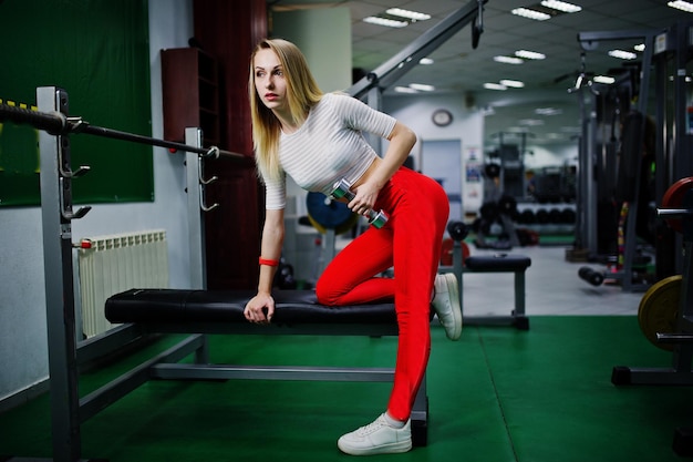 Chica joven deporte entrenamiento en gimnasio Fitness mujer haciendo ejercicios con pesas