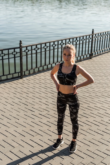 Chica joven deportista posando en el parque