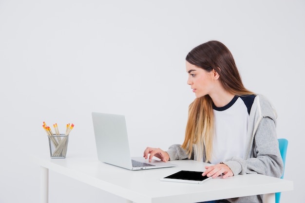 Foto gratuita chica joven en un día de trabajo