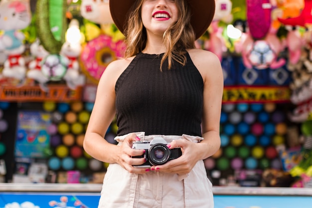 Foto gratuita chica joven divirtiéndose en el parque de atracciones