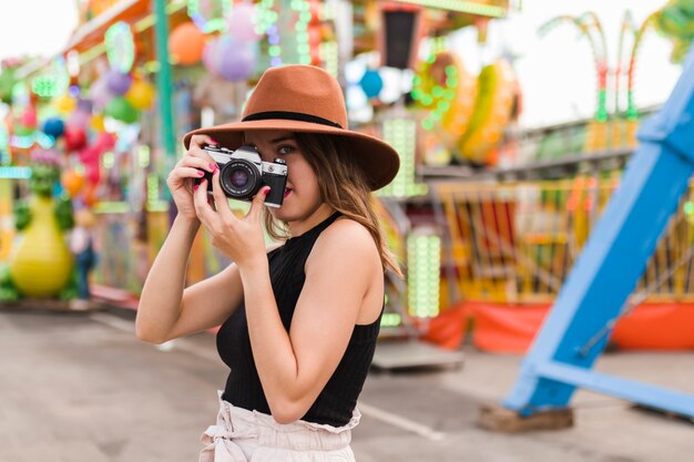 Chica joven divirtiéndose en el parque de atracciones