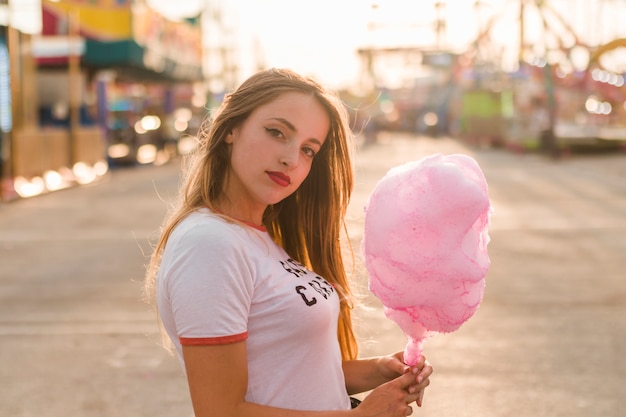 Foto gratuita chica joven divirtiéndose en el parque de atracciones