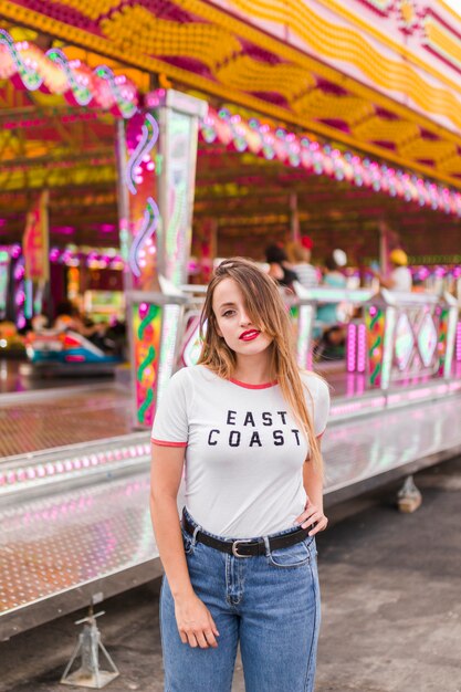 Chica joven divirtiéndose en el parque de atracciones