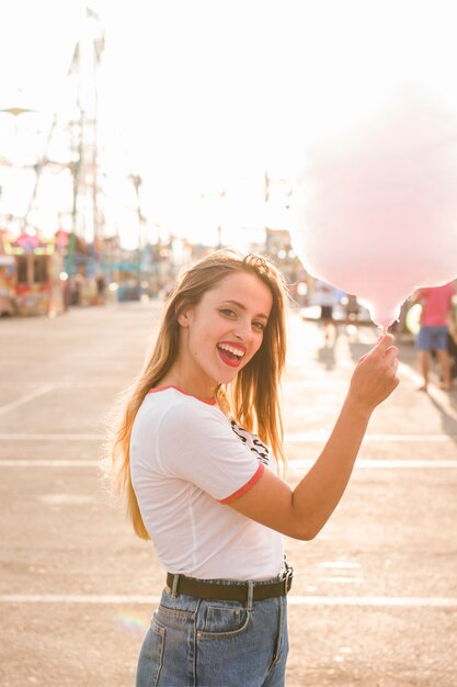 Chica joven divirtiéndose en el parque de atracciones