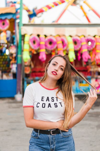 Chica joven divirtiéndose en el parque de atracciones