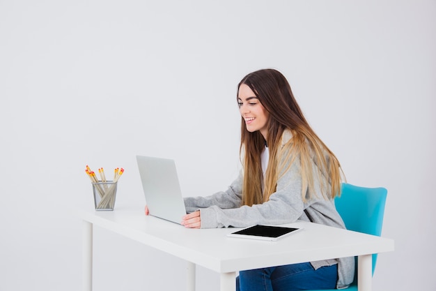 Chica joven divirtiéndose en el trabajo